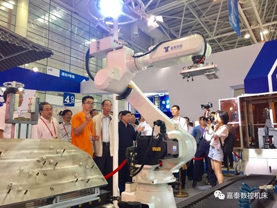 福建省委書記在第十五屆6·18期間考察云計(jì)算裝備技術(shù)服務(wù)創(chuàng)新項(xiàng)目